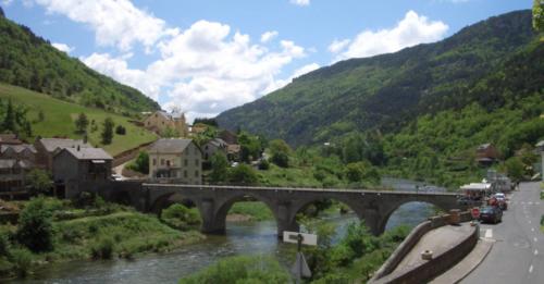 Les gites en pierre visite du village les vignes en lozere